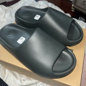yeezy slides
